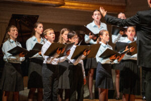 Chœur Pueri Cantores accompagne le pape Léon XIV à Lourdes