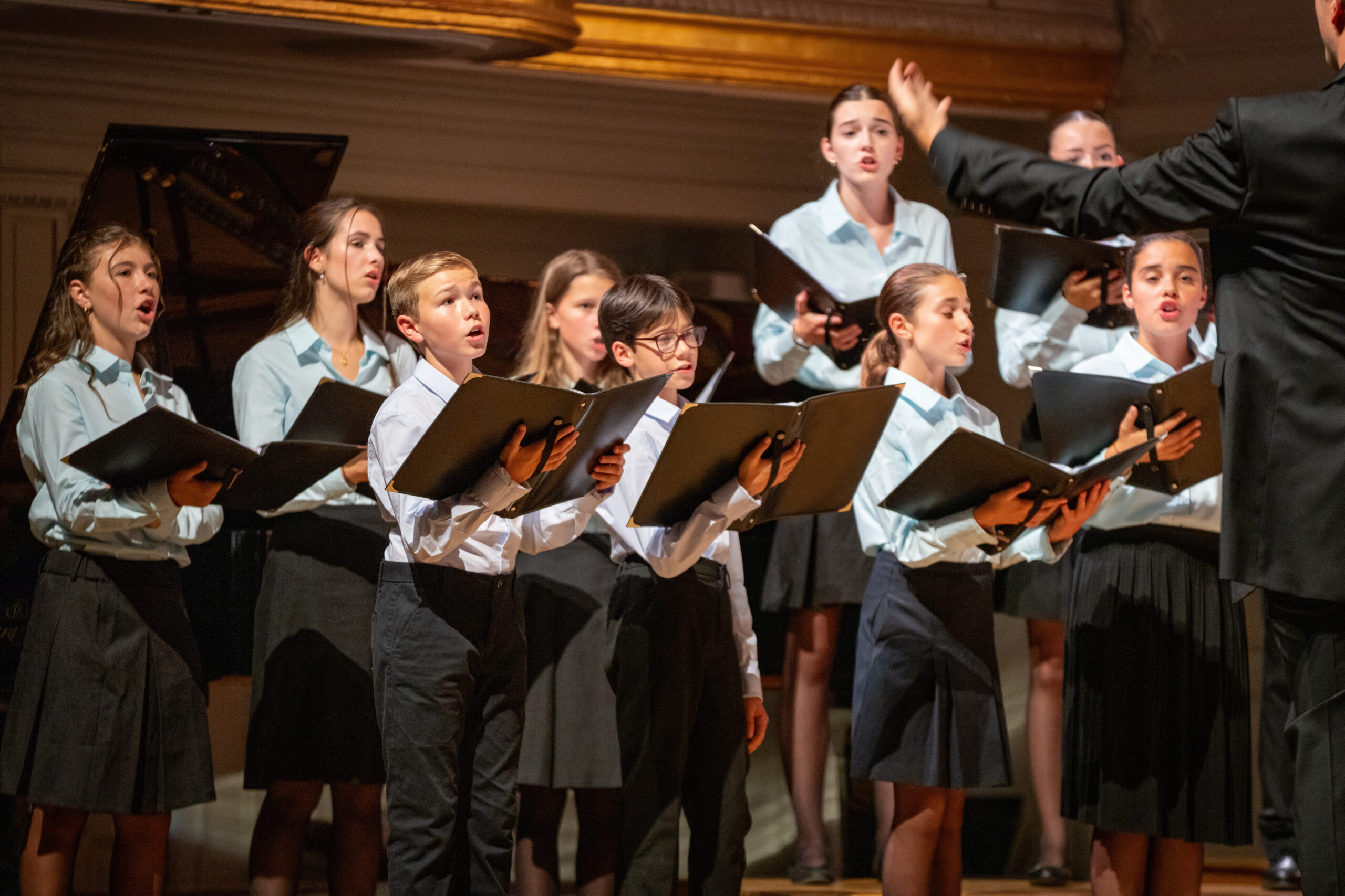 Chœur Pueri Cantores accompagne le pape Léon XIV à Lourdes