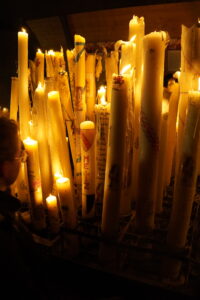 Cierge vôtifs des choeurs déposés à la grotte