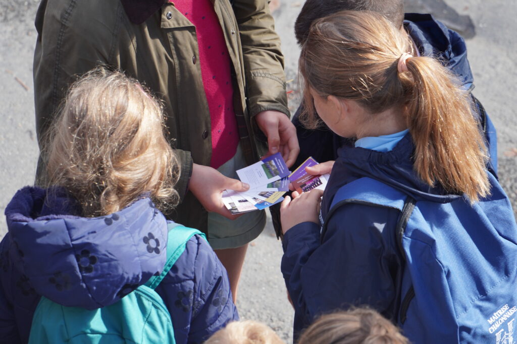 Echange de cartes entre jeunes