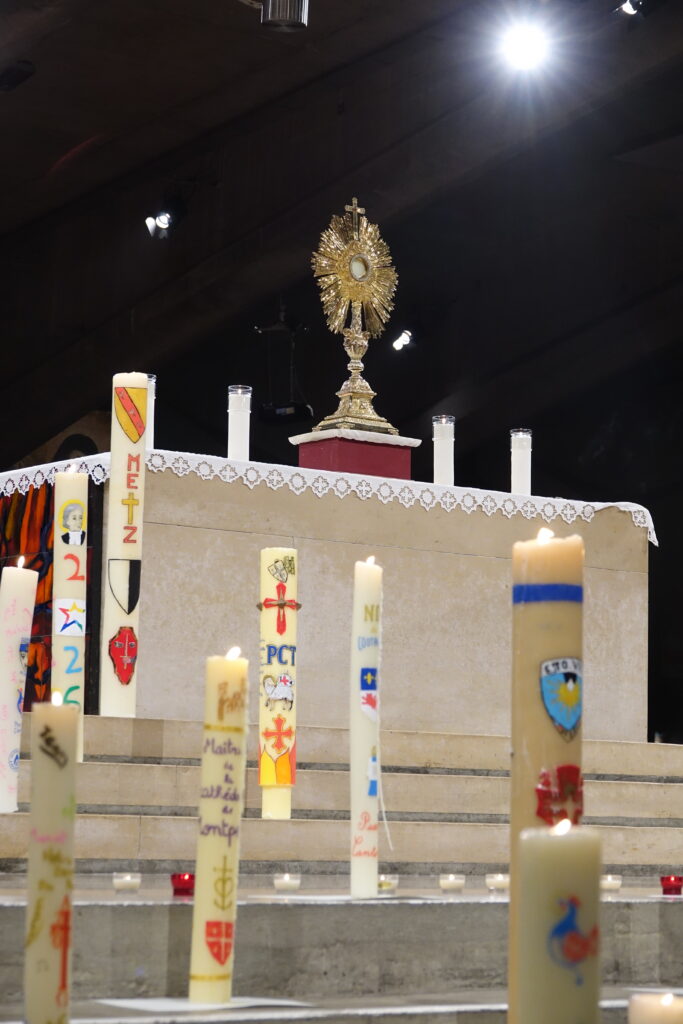 Veillée d'adoration, cierges vôtifs
